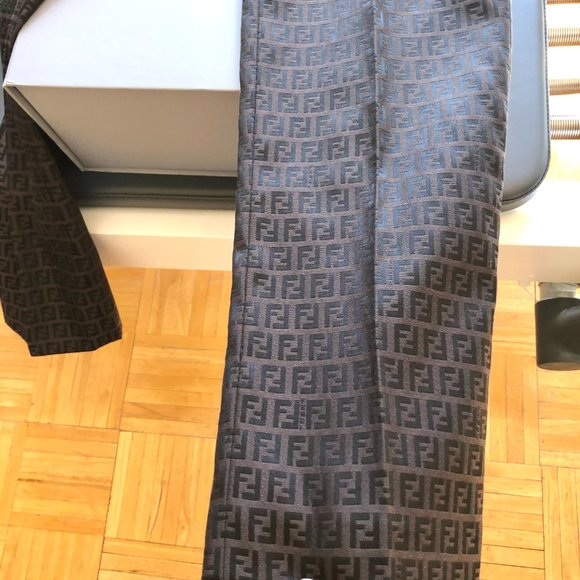 FENDI Logo Paints (Women) - Picture 7 of 16